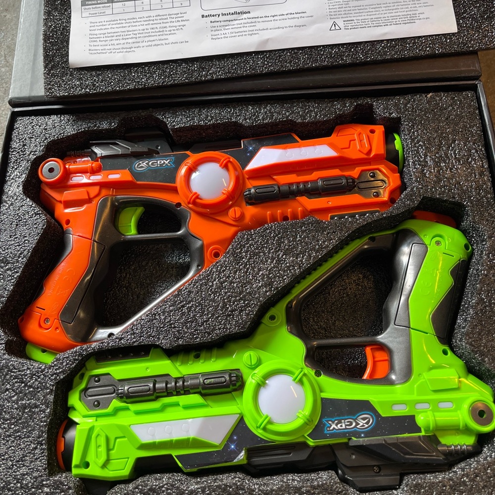 4 Laser tag guns with box carry case